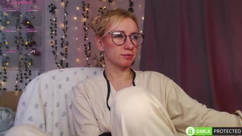 Mia online show from February 24, 10:02 am