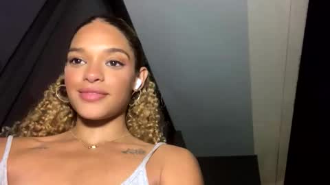 Snapshot of layla351338 chatting on December 16, 2:05 am layla351338 online show from December 16, 2:05 am