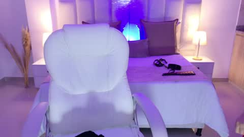 Layla Breezee online show from April 15, 12:01 pm