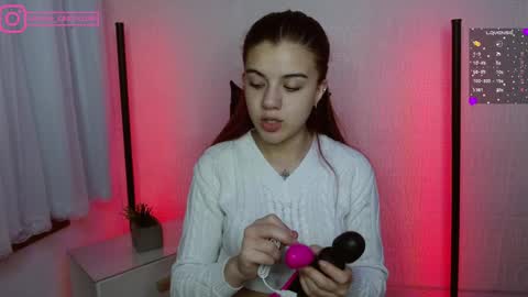 Layla online show from December 30, 2:08 pm