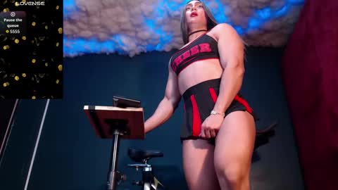 Snapshot of layla_dominac chatting on October 11, 11:42 am Layla help me with your thumbs up its important online show from October 11, 11:42 am