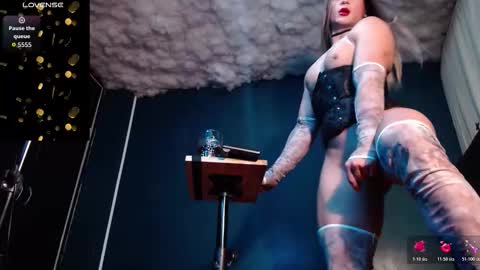 Snapshot of layla_dominac chatting on October 31, 8:48 am Layla help me with your thumbs up its important online show from October 31, 8:48 am