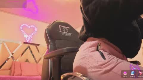 Snapshot of laylafoxy_tay chatting on December 2, 3:23 am laylafoxy_tay online show from December 2, 3:23 am