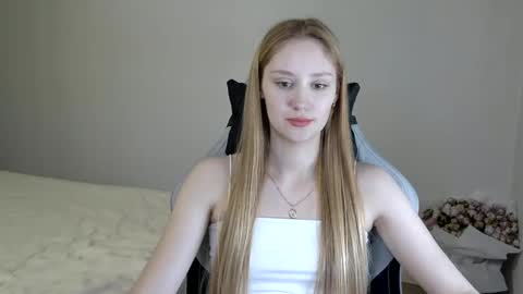 Snapshot of laylapretty001 chatting on February 19, 8:44 am LaylaPretty001 online show from February 19, 8:44 am