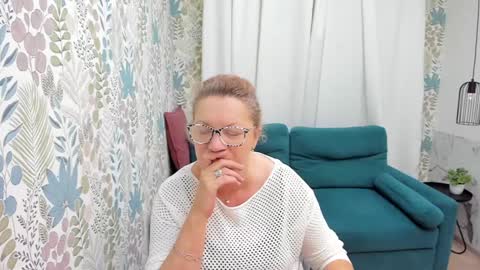 Snapshot of lea_fruit chatting on December 8, 5:07 am Lea online show from December 8, 5:07 am