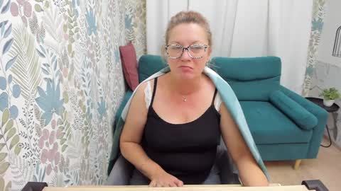 Snapshot of lea_fruit chatting on December 8, 11:35 am Lea online show from December 8, 11:35 am