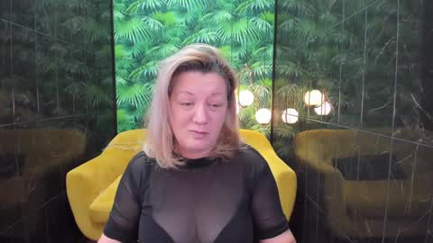 Snapshot of lea_fruit chatting on January 2, 5:03 am Lea online show from January 2, 5:03 am