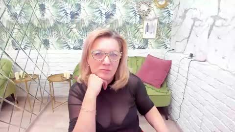 Snapshot of lea_fruit chatting on January 5, 5:09 am Lea online show from January 5, 5:09 am