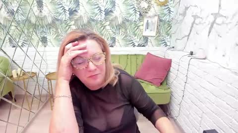 Snapshot of lea_fruit chatting on January 5, 11:15 am Lea online show from January 5, 11:15 am