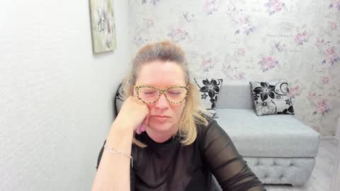 Snapshot of lea_fruit chatting on January 18, 11:43 am Lea online show from January 18, 11:43 am