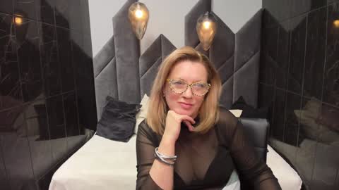 Snapshot of lea_fruit chatting on February 4, 7:33 pm Lea online show from February 4, 7:33 pm