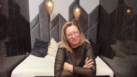 Snapshot of lea_fruit chatting on February 4, 10:34 pm Lea online show from February 4, 10:34 pm