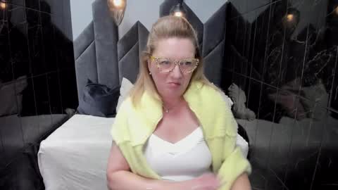 Snapshot of lea_fruit chatting on February 9, 11:36 am Lea online show from February 9, 11:36 am