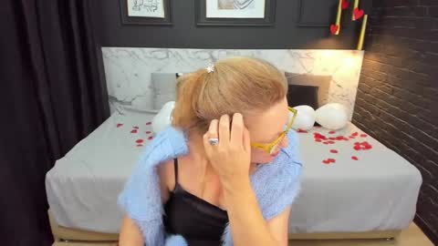 Snapshot of lea_fruit chatting on February 15, 8:33 am Lea online show from February 15, 8:33 am