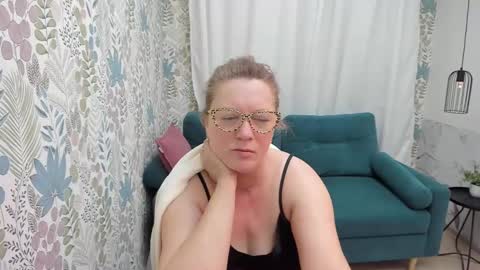 Snapshot of lea_fruit chatting on February 23, 8:28 am Lea online show from February 23, 8:28 am