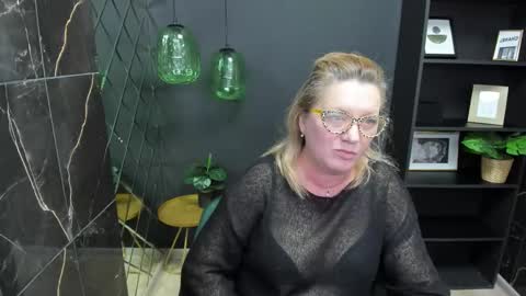 Snapshot of lea_fruit chatting on March 1, 8:13 am Lea online show from March 1, 8:13 am