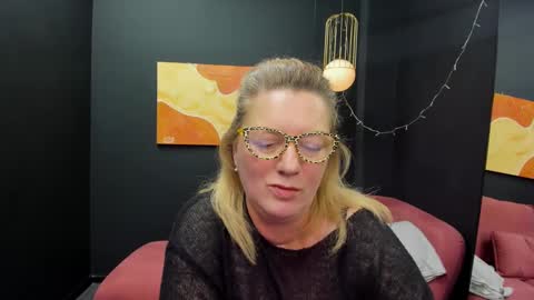 Snapshot of lea_fruit chatting on March 1, 2:44 pm Lea online show from March 1, 2:44 pm