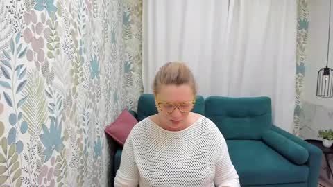 Snapshot of lea_fruit chatting on March 2, 5:12 am Lea online show from March 2, 5:12 am