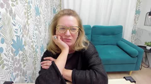 Snapshot of lea_fruit chatting on March 8, 11:48 am Lea online show from March 8, 11:48 am