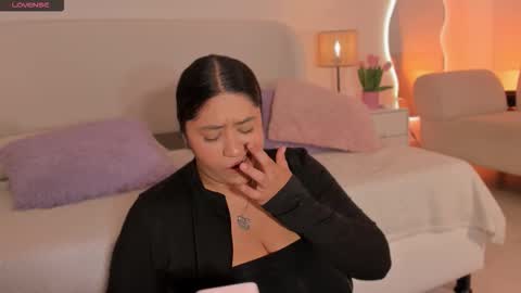 Leah online show from October 25, 3:40 pm