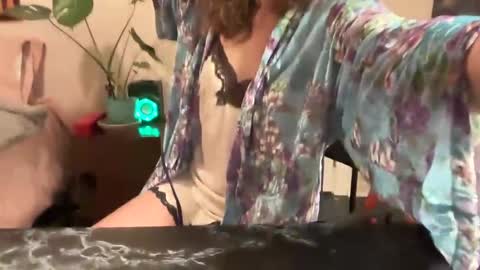 Snapshot of leahsparkles chatting on December 3, 4:14 am Leah Sparkles online show from December 3, 4:14 am