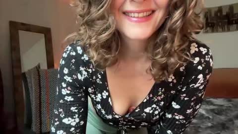 Snapshot of leahsparkles chatting on November 2, 4:31 pm Leah Sparkles online show from November 2, 4:31 pm