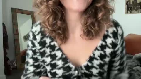 Snapshot of leahsparkles chatting on November 24, 3:01 pm Leah Sparkles online show from November 24, 3:01 pm