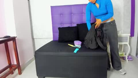 leamoreau__ online show from November 11, 11:21 am