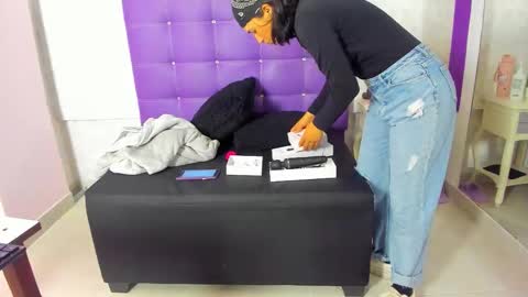 leamoreau__ online show from November 14, 11:31 am