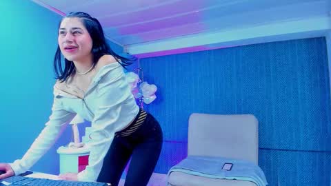 leamoreau__ online show from December 18, 12:44 pm