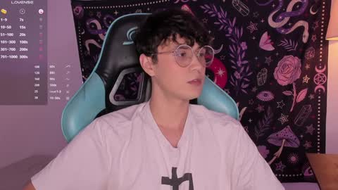 Snapshot of leaneseb chatting on December 13, 11:28 pm leaneseb online show from December 13, 11:28 pm