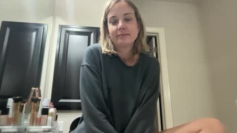 Snapshot of leanneluxecouple chatting on October 1, 10:32 am leanneluxecouple online show from October 1, 10:32 am