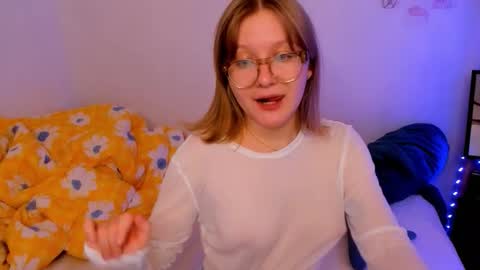 Snapshot of leazy_peasy chatting on October 4, 7:23 pm Ellie online show from October 4, 7:23 pm