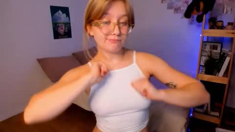 Snapshot of leazy_peasy chatting on October 20, 6:14 am Ellie online show from October 20, 6:14 am