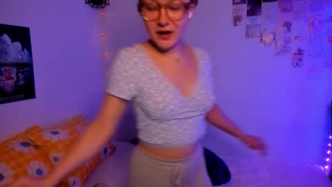 Snapshot of leazy_peasy chatting on November 16, 5:24 am Ellie online show from November 16, 5:24 am