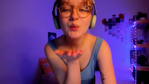 Snapshot of leazy_peasy chatting on November 25, 5:51 am Ellie online show from November 25, 5:51 am