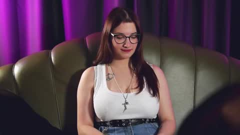 Snapshot of leemeenee chatting on December 11, 4:49 am Mia online show from December 11, 4:49 am