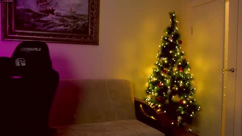 Snapshot of leemeenee chatting on December 15, 7:02 am Mia online show from December 15, 7:02 am