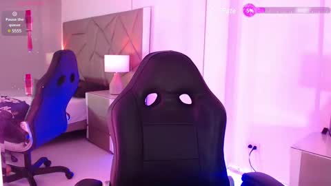 Snapshot of leethompson_ chatting on February 19, 12:22 pm Leet  online show from February 19, 12:22 pm