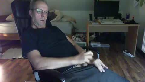 Snapshot of lefti27 chatting on December 3, 10:40 pm Dave online show from December 3, 10:40 pm