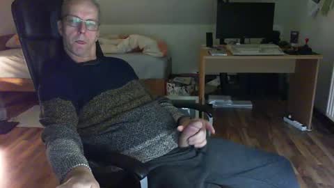 Snapshot of lefti27 chatting on December 6, 11:03 pm Dave online show from December 6, 11:03 pm