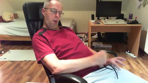 Snapshot of lefti27 chatting on December 8, 12:18 am Dave online show from December 8, 12:18 am