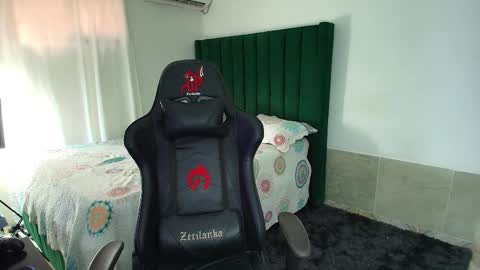  Lei  online show from February 19, 6:37 pm