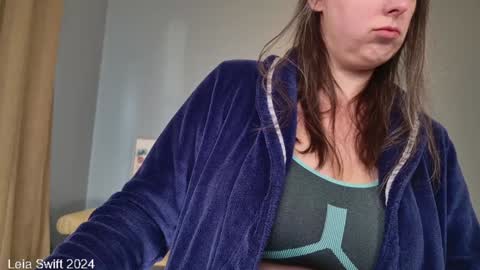 Snapshot of leiaswift chatting on December 1, 7:36 pm Leia Swift online show from December 1, 7:36 pm