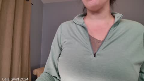 Snapshot of leiaswift chatting on December 2, 10:50 am Leia Swift online show from December 2, 10:50 am