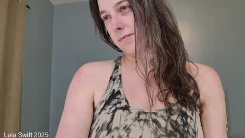 Snapshot of leiaswift chatting on February 8, 7:49 pm Leia Swift online show from February 8, 7:49 pm