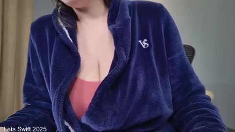 Snapshot of leiaswift chatting on March 9, 10:41 am Leia Swift online show from March 9, 10:41 am