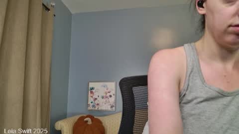 Snapshot of leiaswift chatting on October 5, 9:07 am Leia Swift online show from October 5, 9:07 am