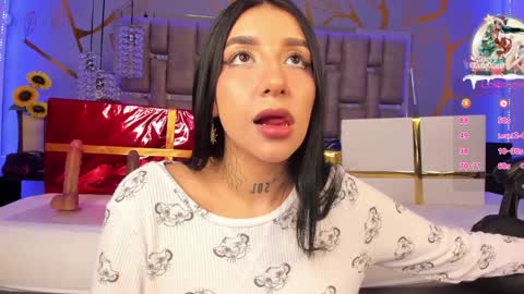 Snapshot of leiawong chatting on December 23, 8:22 am Leia online show from December 23, 8:22 am