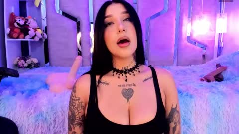 Snapshot of leiawong chatting on November 21, 2:10 am Leia online show from November 21, 2:10 am